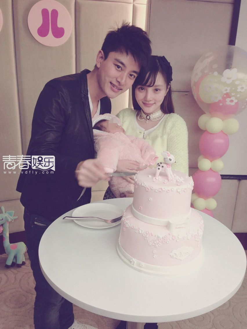 李小璐贾乃亮爱女首露面 浪漫婚纱照曝光/组图