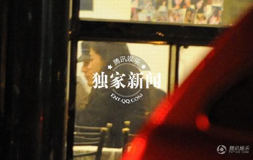 黄晓明深夜携angelababy吃烤串 同回酒店