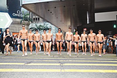 亚洲先生仅<em>穿内裤</em>闹事巡游