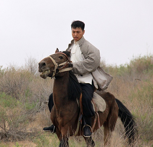 影片《三边红日》登央视 主演乌日根温暖剧组