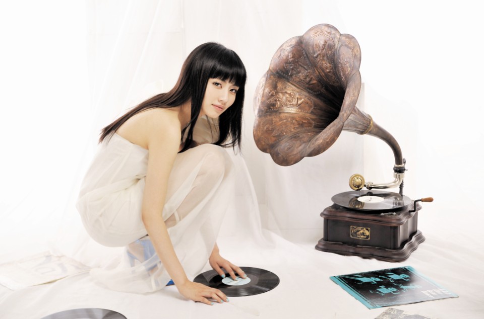 刘惜君纯情复古写真曝光 回归