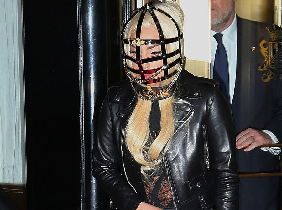 Lady Gaga戴铁笼面罩遮脸现身 造型诡异似血滴子俯身