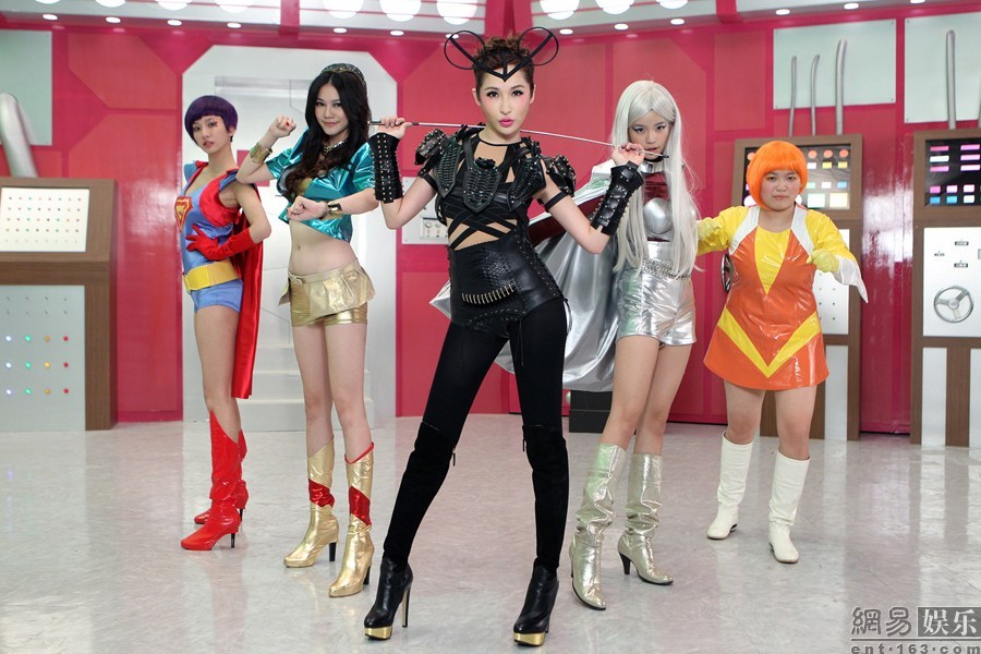 萧亚轩拍MV耗资800万 花絮照曝光(组图)