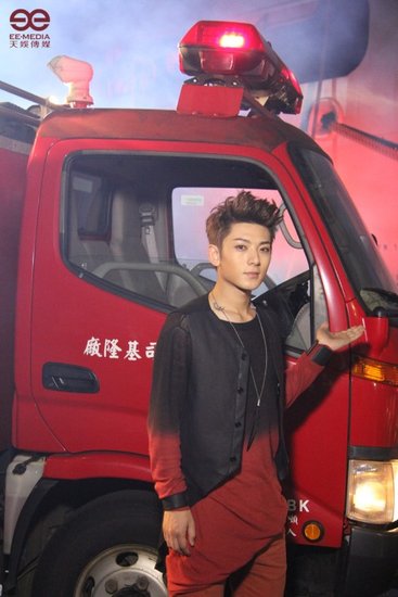 陈翔mv点击破百万+黑夜连轴拍摄大呼\想家\