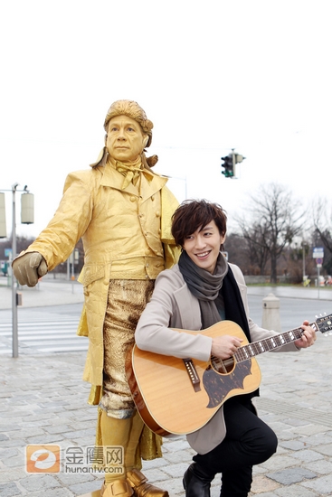 乔任梁街头遇莫扎特合奏 为辣妹唱求爱歌