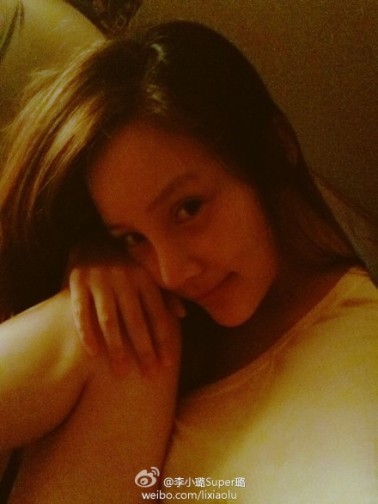 李小璐晒平安夜素颜自拍照