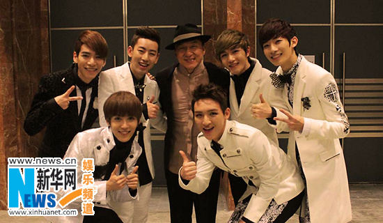 timez组合与成龙合照