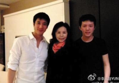 王力宏与李云迪母子合影曝光 怒斥同性恋传闻
