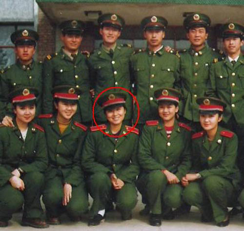 闫妮92年在军艺念书时的照片