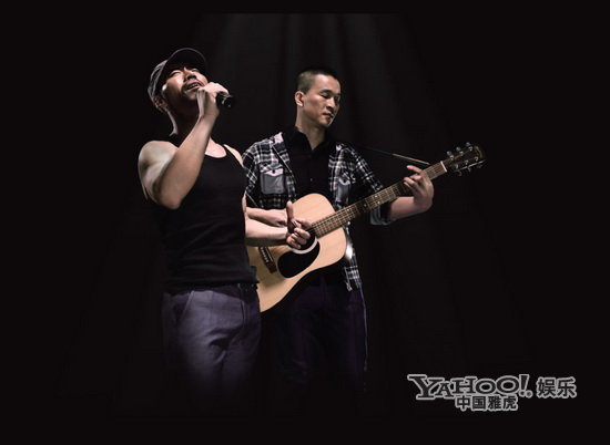 旭日阳刚现身打工春晚 《回家》令人感动