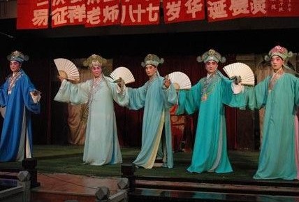 易征祥弟子们表演《摘红梅》