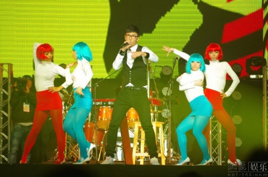 相信音乐办尾牙演唱会 五月天隔空跳舞搅局