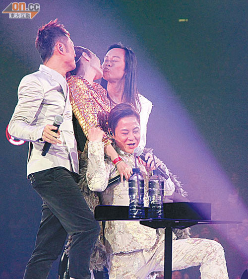 滚动新闻 ></p></a> 正文  关淑怡跟嘉宾草蜢火辣唱跳 据香港媒体报道,关淑怡