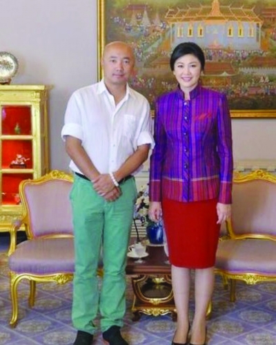 徐峥见泰国女总理 衬衫卷袖被批失礼