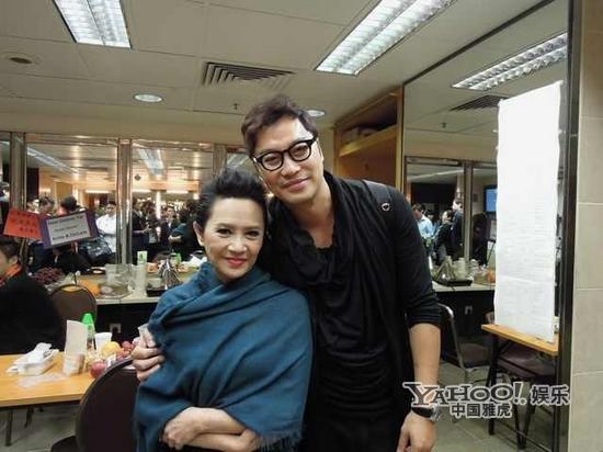 谭耀文百忙回港 助阵契妈叶德娴演唱会(图)