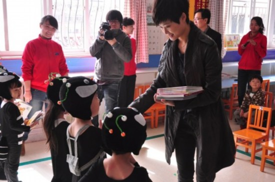  李宇春 探访听障 儿童  玉米爱心基金再拨款28万