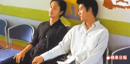王力宏（右）和张国荣在电影《烟飞烟灭》有多幕对手戏
