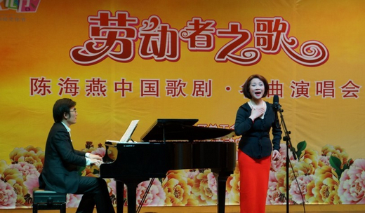 陈海燕正在李玮捷的伴奏下演唱歌曲.