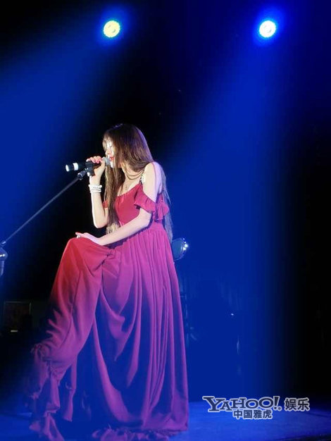 白婧母校唱响青春 首场校园微唱会魅力四射