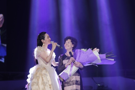 杨钰莹和母亲合唱。