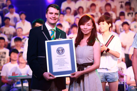 中国223人手机乐团刷新吉尼斯世界纪录(组图)