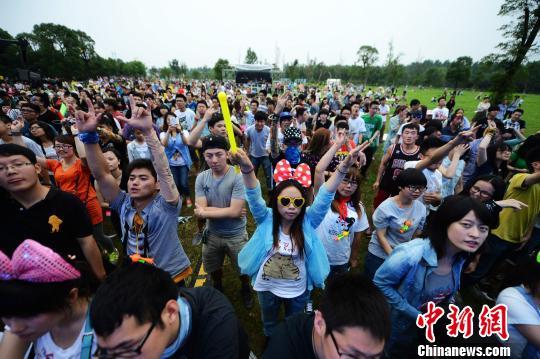 6月10日，扬州端午节假举办音乐节 民众享音乐盛宴。　孟德龙　摄