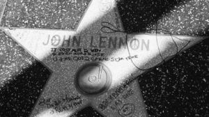　　约翰-列侬星光大道奖章遭破坏