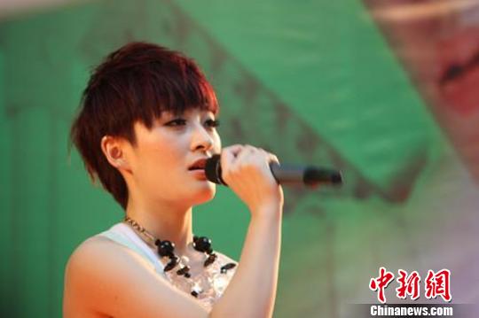 快女曾轶可现身江苏盐城 "绵羊音"引爆现场歌迷