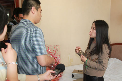 李雨儿探望"最美女教师" 含泪为其演唱"因为爱"