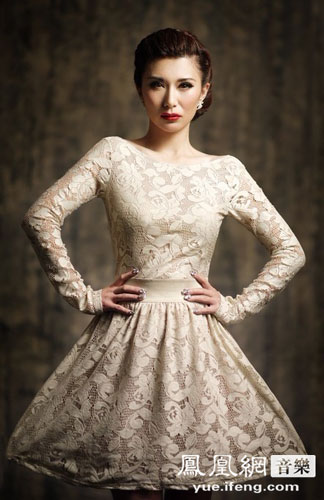 高维那写真露"玉背" 坦言唱歌最幸福