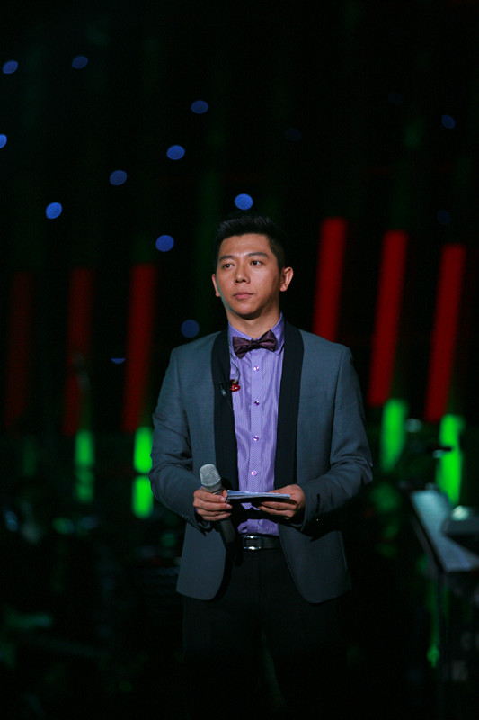 《我是歌手》主持轮班海泉 羽凡打赌俯卧撑做不停