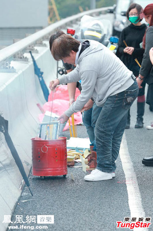 26岁女歌手陈僖仪车祸身亡家人哀伤路祭