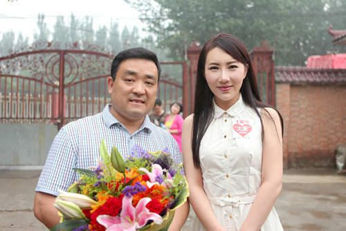 丁晓红父亲节看望"白菜爸爸" 与孩子重温童年时光