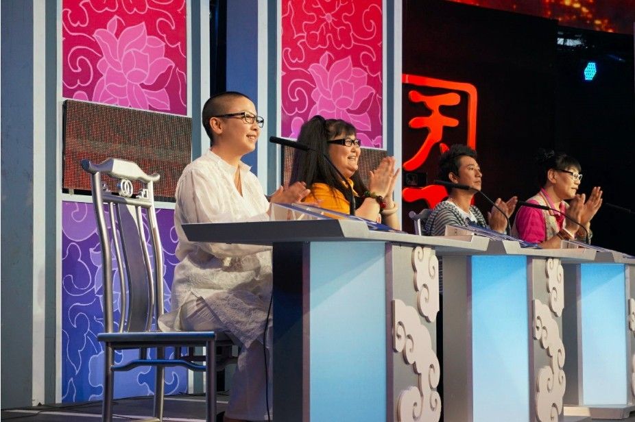 王韵壹穿大白袍做客天下收藏鉴宝夺冠