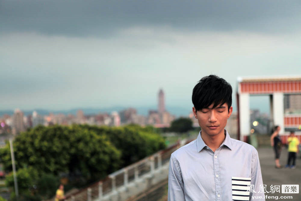 陈楚生台湾拍摄mv再曝最新花絮照表情入戏