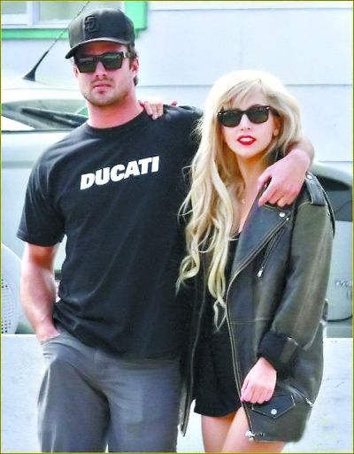 传ladygaga因忙事业与男友分手