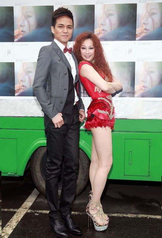 温岚为家乡办跨年晚会 红色紧身薄纱秀性感