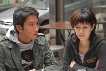 tvb已婚男星酒后乱情两男一女海边拥抱亲吻