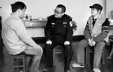 刘文斌(中)和郑勤芳的小儿子聊天.