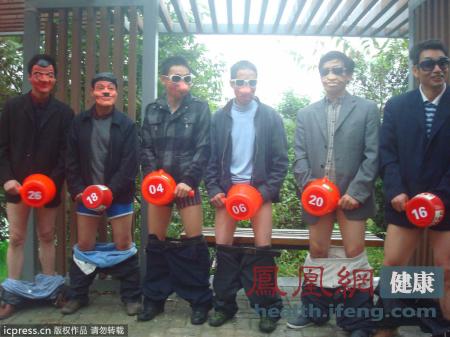 "制服诱惑"助阵自慰大赛 男选手持水瓢"打飞机"