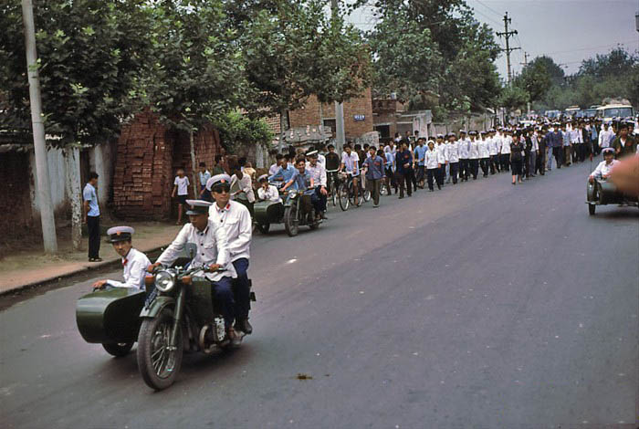 严打游街示众:郑州犯人被"串"在一起(2/15)