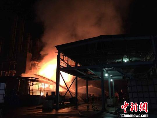 南京一化工厂夜间连续爆炸 现场空气刺鼻