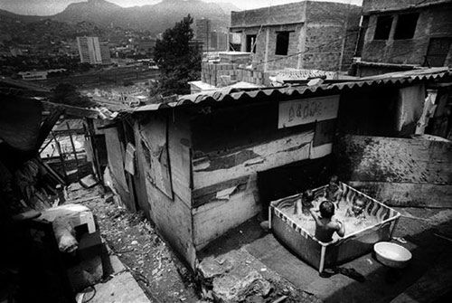 墨西哥惊人贫富差距贫民窟与富人区仅一墙之隔