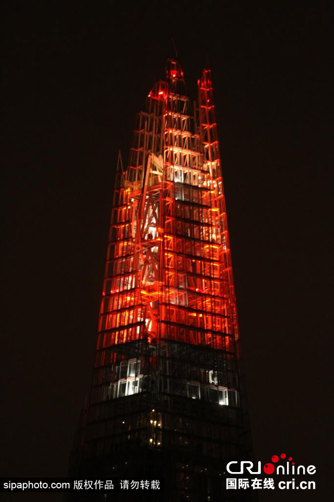 英第二高建筑夏德大厦亮灯迎圣诞 灯光"点燃"夜空