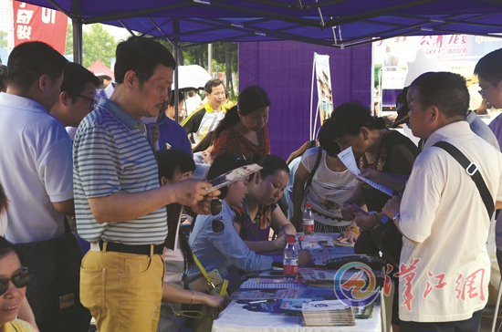 导游推介襄阳景区陶德慧向孩子们介绍襄阳旅游襄阳市旅游局局长陶德慧