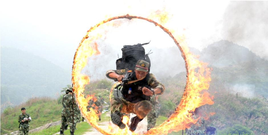 湖南武警"魔鬼周"锤炼:肌肉男钻火圈_频道_凤凰网