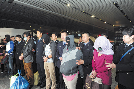 11月10日晚上,在长沙火车南站,缉捕小组押解6名外逃犯罪嫌疑人从泰国