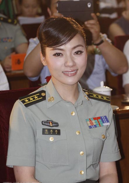 陈思思2013年历出炉 脱军装性感出镜