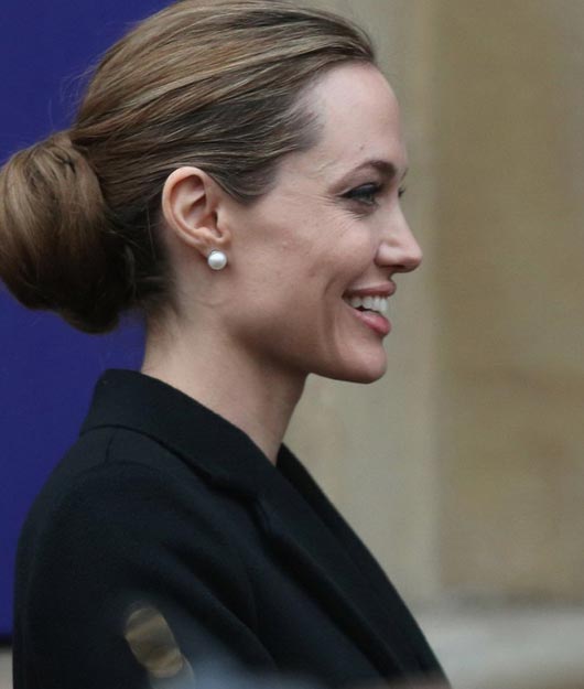 当地时间4月11日,安吉丽娜-朱莉陪同英国外交大臣威廉-黑格出席在英国