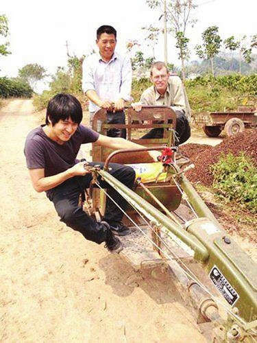 韩寒晒开拖拉机照片拖拉机都被掰弯了